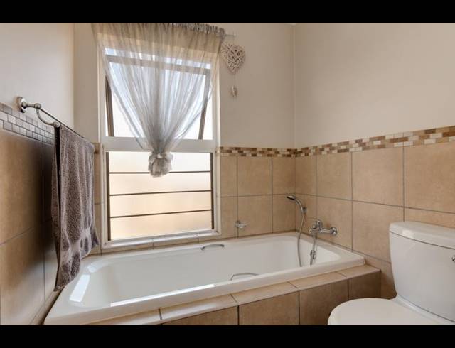 3 BEDROOM PROPERTY TO RENT IN DIE HOEWES